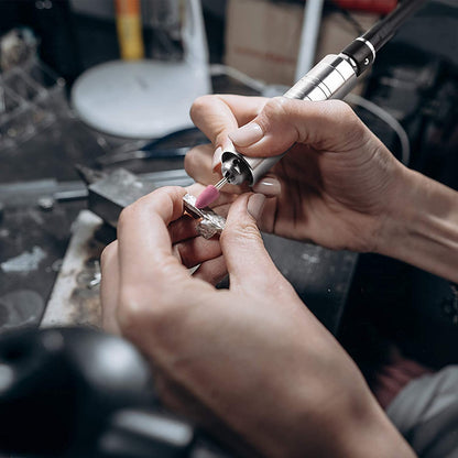 Jeweler using Jeweltech flexible shaft machine for polishing