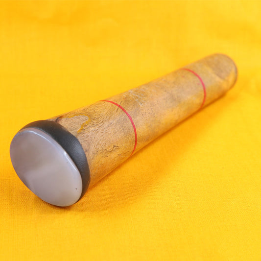 Oval-shaped Hakik burnishing tool for scratch-free polishing of gold foil and Polki stones
